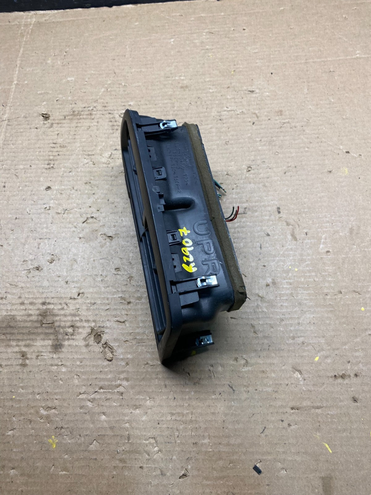 1997 to 2001 Lexus ES330 ES300 Front Center Side Air Vent R2907 DG3