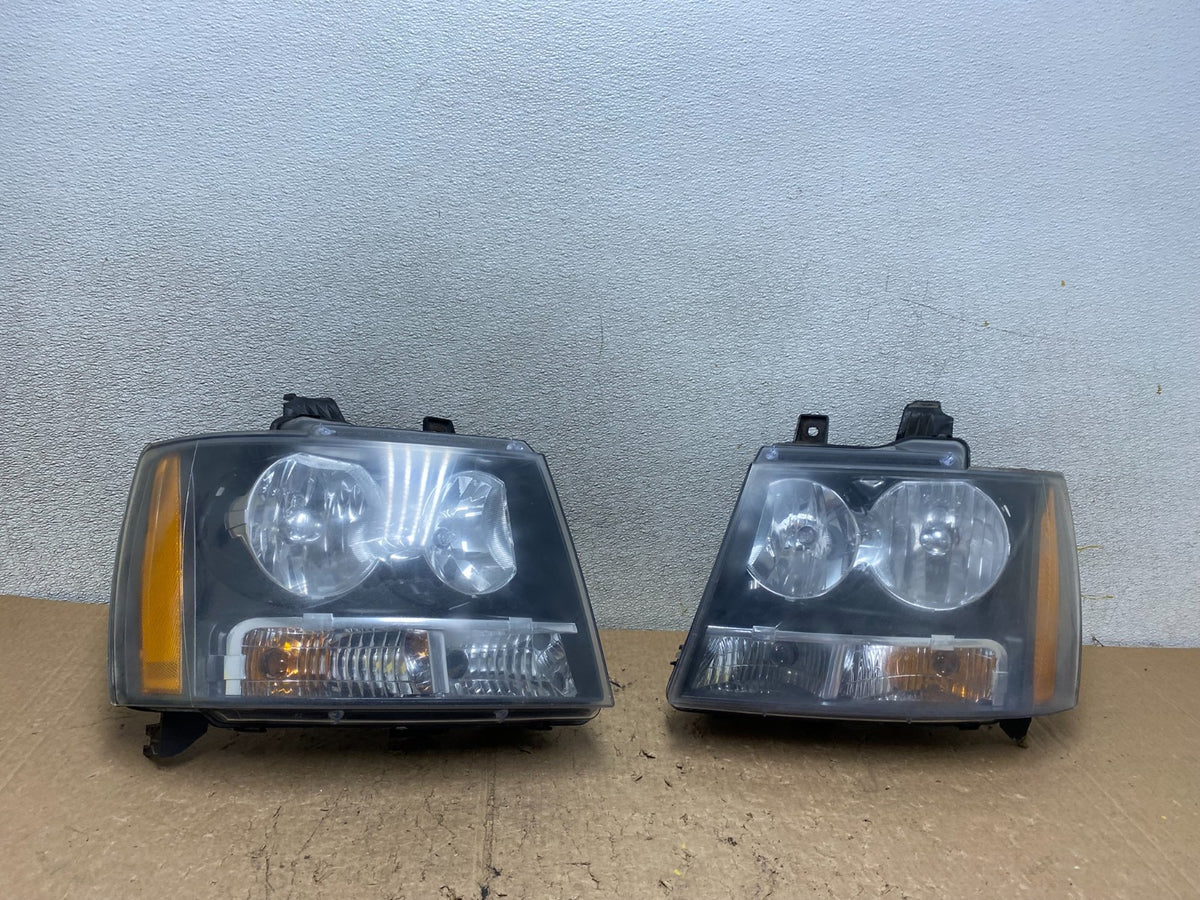 2007 to 2013 Chevrolet Suburban Tahoe Left+Right Set Headlights V3853 DW0