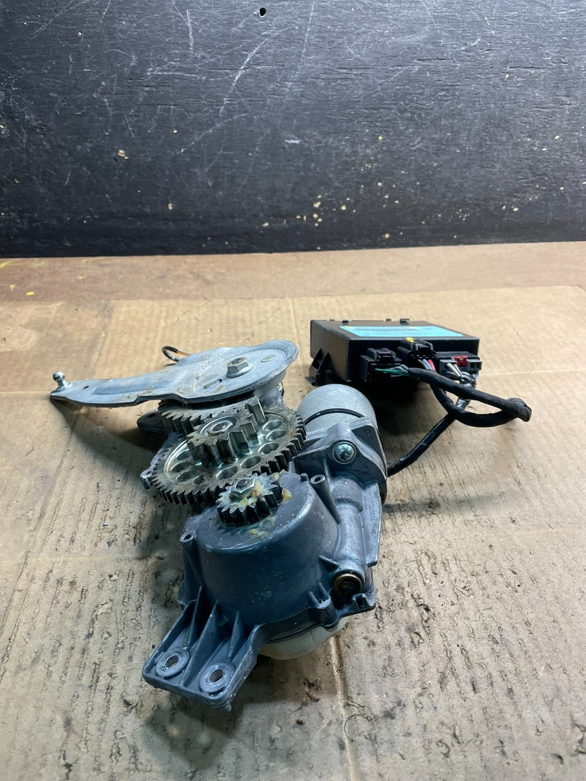 2009-2012 GMC Acadia Power Motor Liftgate Tailgate Control Module Y7381 DG2