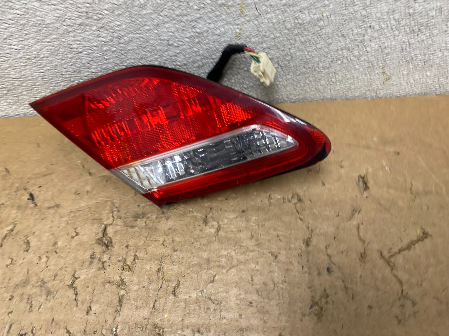 2005-2010 Toyota Avalon Left Driver LH Side Tail Light Inner V8539 DW1