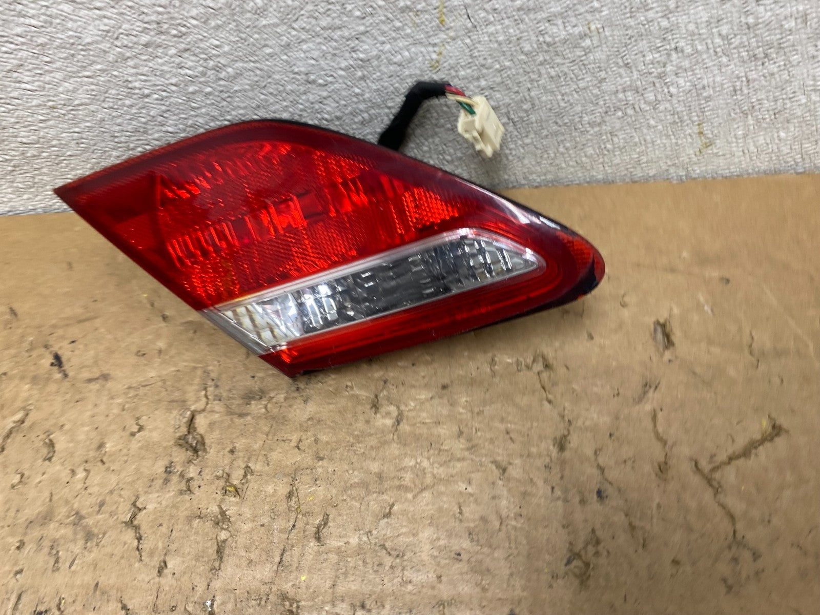 2005-2010 Toyota Avalon Left Driver LH Side Tail Light Inner V8539 DW1