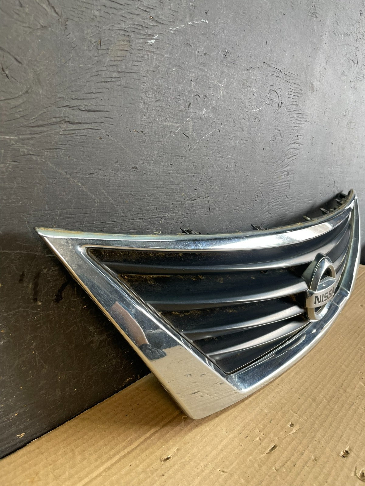 2012 to 2014 Nissan Versa Sedan Front Upper Grill Grille AE9958 DG2