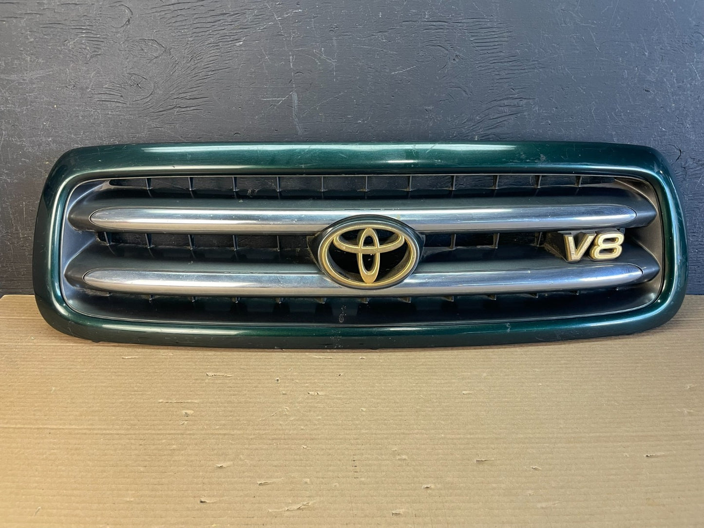 2001 to 2004 Toyota Sequoia Front Upper Grill Grille W/ Emblem AE8673 DG0