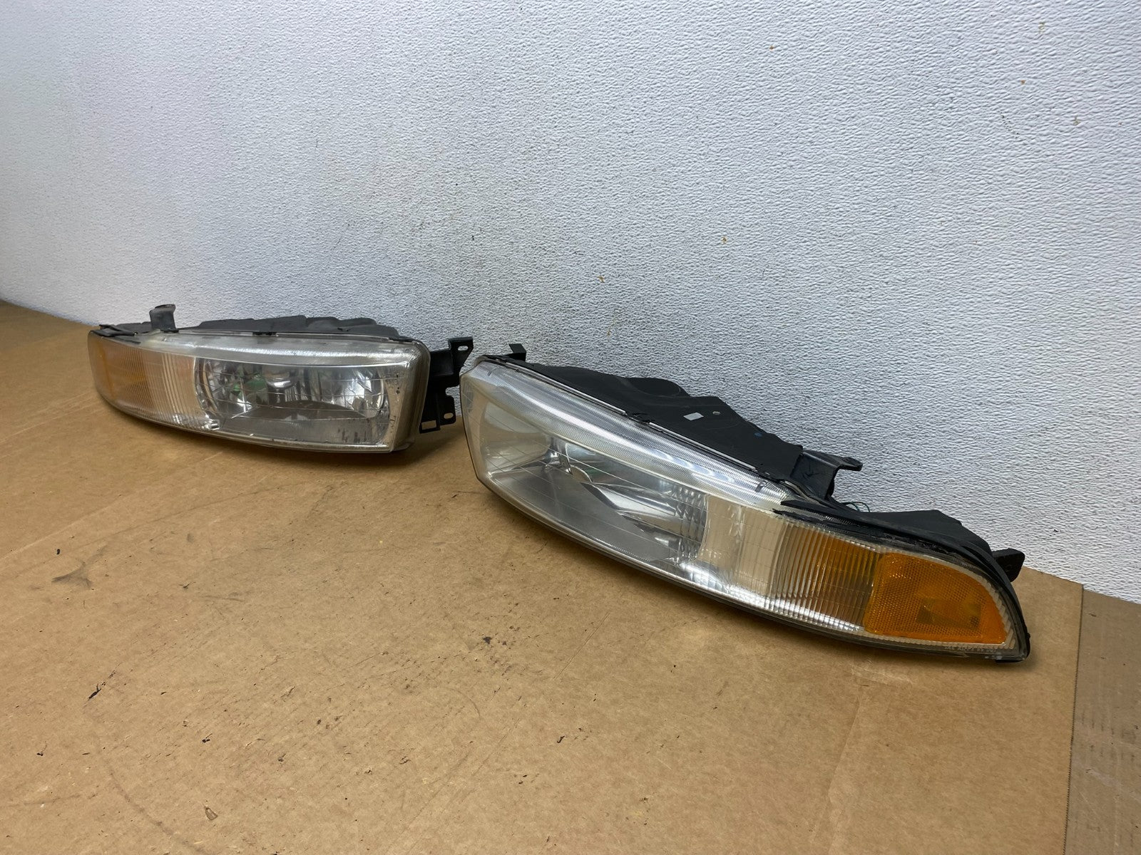 2002 to 2003 Mitsubishi Galant Left+Right Side Headlights AE3173 DW1