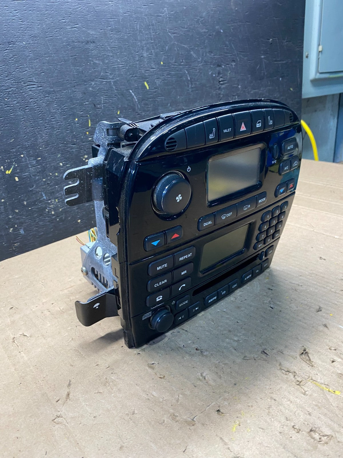 2004-2007 Jaguar XJ8 XJR  Climate Control Control Radio AM/FM Panel OEM R8915 DG1