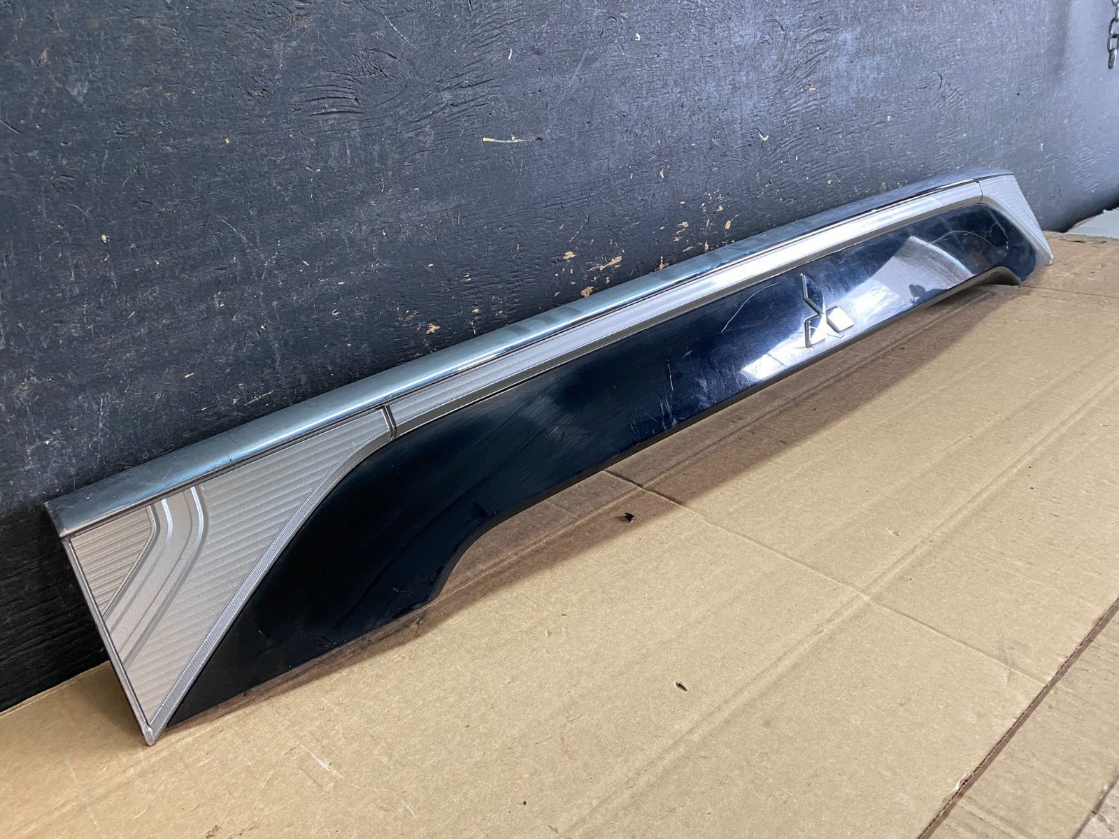 2014-2015 Mitsubishi Outlander Trunk Tailgate Liftgate Center Panel Y9305 DG2