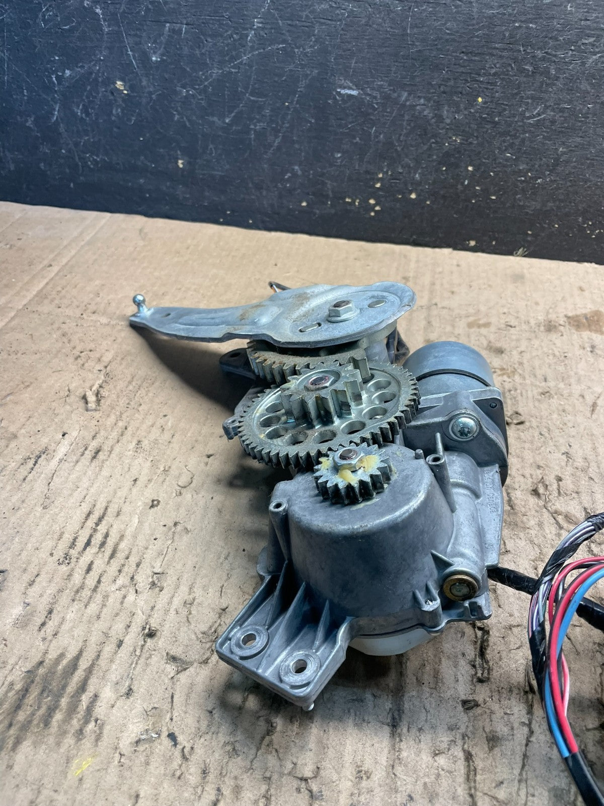 2009 to 2016 GMC Acadia Rear Trunk Liftgate Power Motor Actuator OEM U1331 DG5