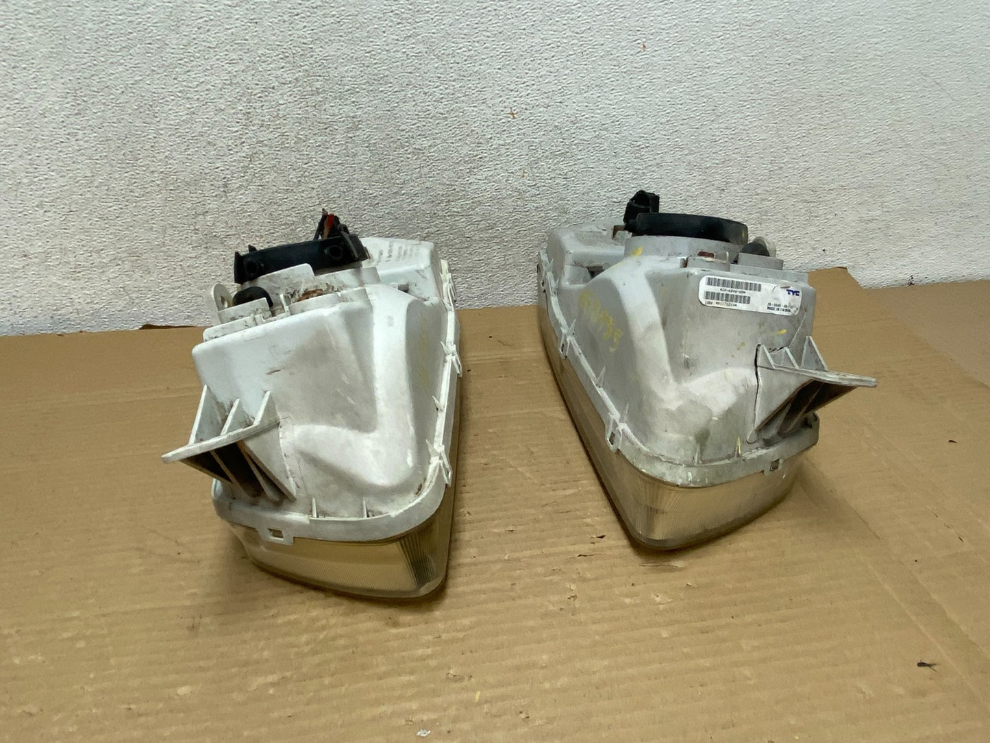 2000 to 2002 Hyundai Accent Left+Right Halogen Headlights AG8955 DW10