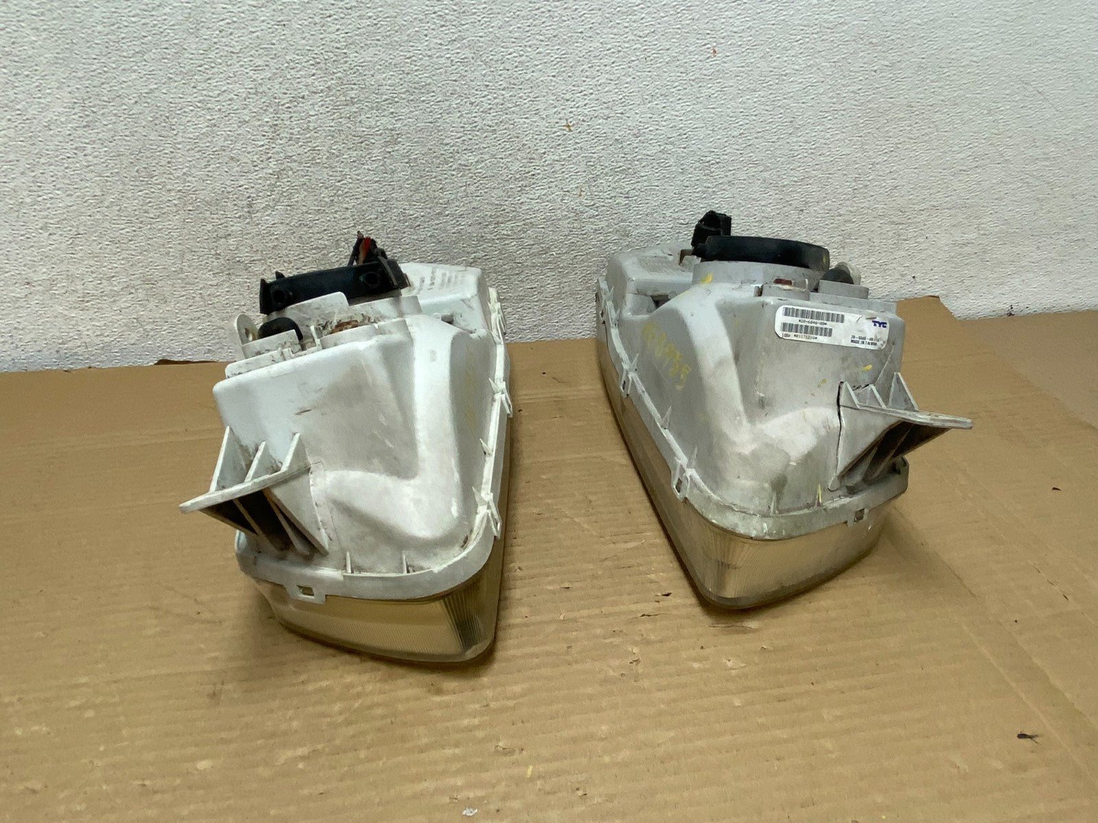2000 to 2002 Hyundai Accent Left+Right Halogen Headlights AG8955 DW10