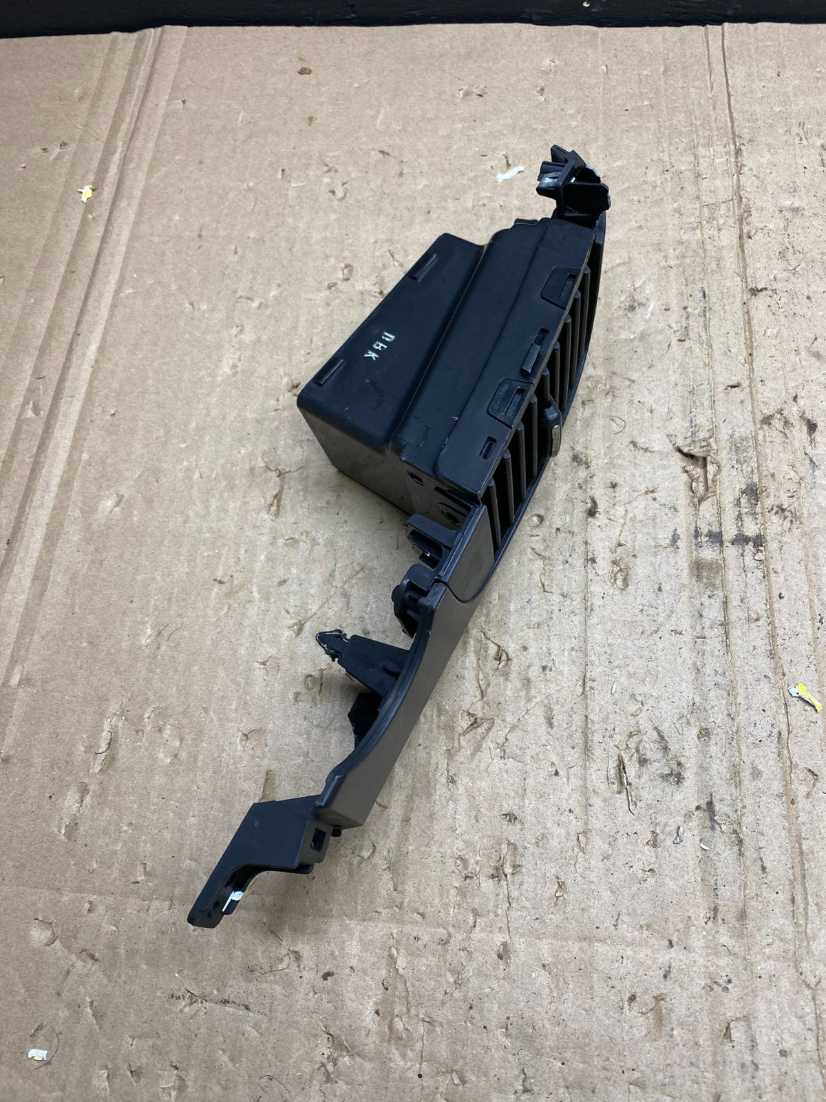 2006 - 2012 Kia Sedona Entourage Right Passenger RH Center Air Vent ab9157 DG3