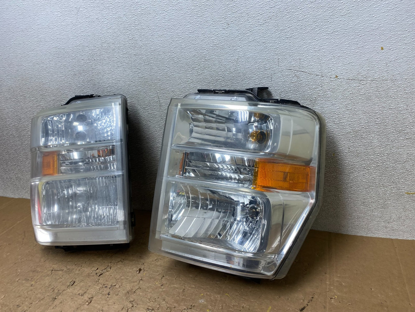 2008-2014 Ford Econoline E150 E250 E350 Left+Right Headlights V8120 DW1