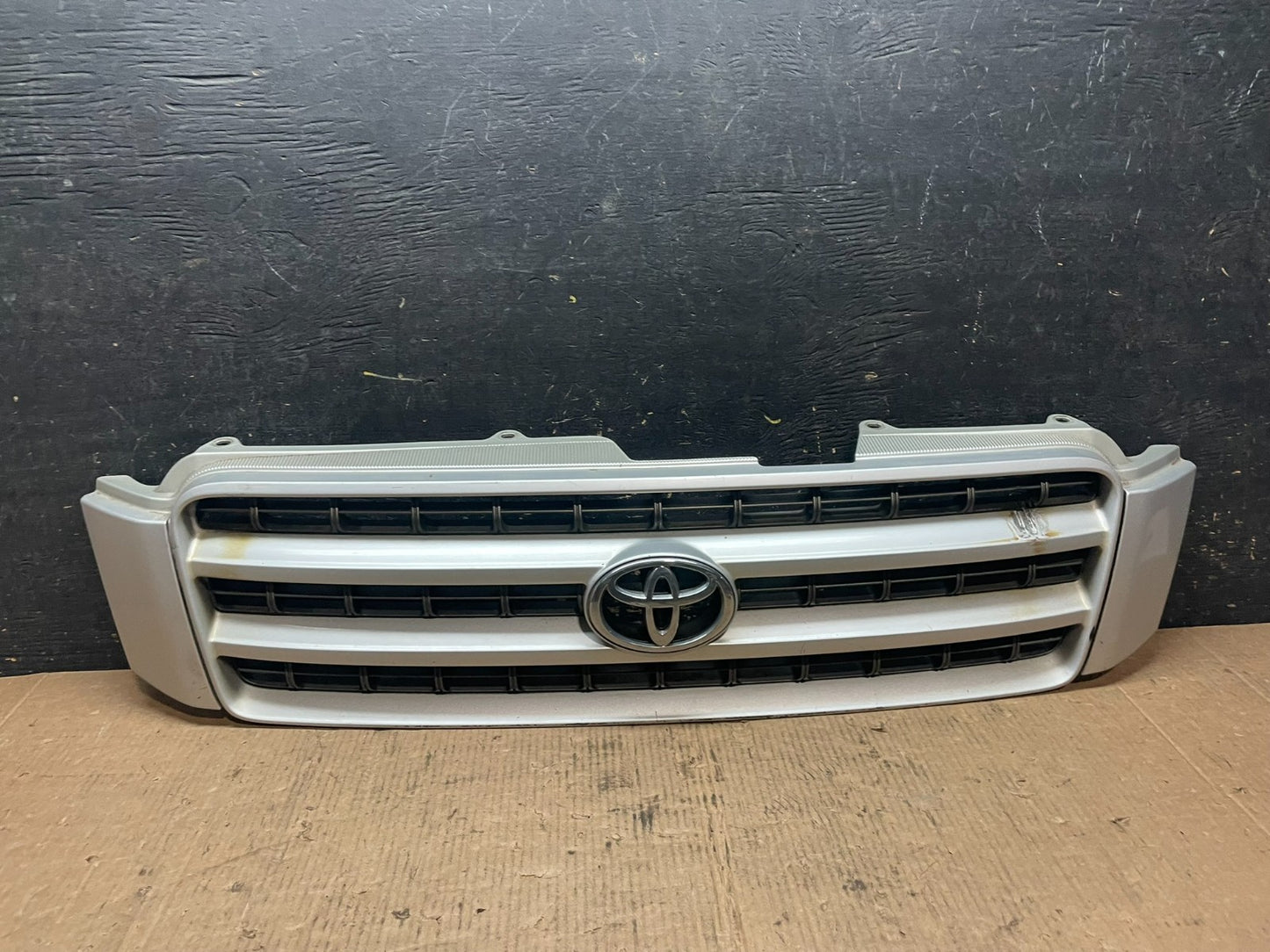 2001 to 2003 Toyota Highlander Front Upper Grille Grill With Emblem OEM Z8085 DG0