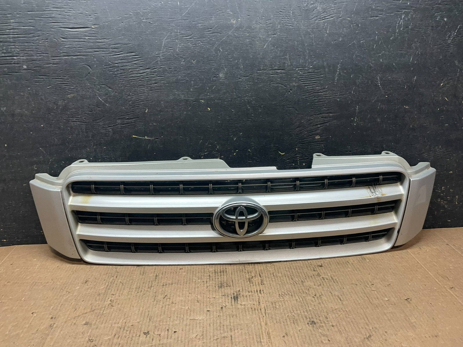 2001 to 2003 Toyota Highlander Front Upper Grille Grill With Emblem OEM Z8085 DG0