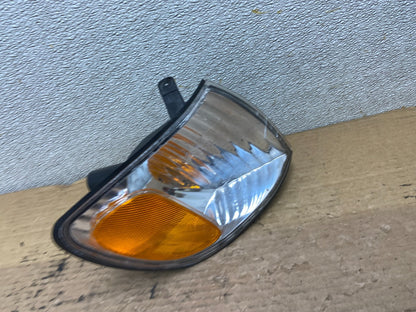 2001 to 2003 Toyota Sienna Turn Signal Right Passenger RH Lamp AB3380 DW2
