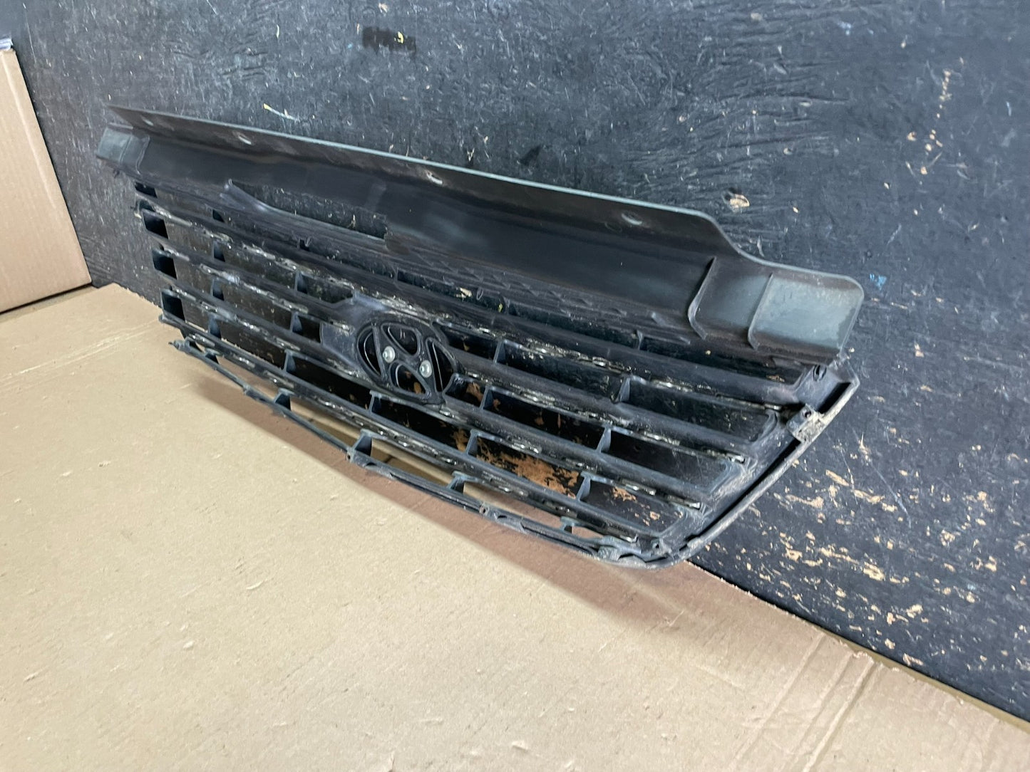 2006 to 2009 Hyundai Azera Front Upper Grill Grille W/Emblem OEM  AA1925 DG7