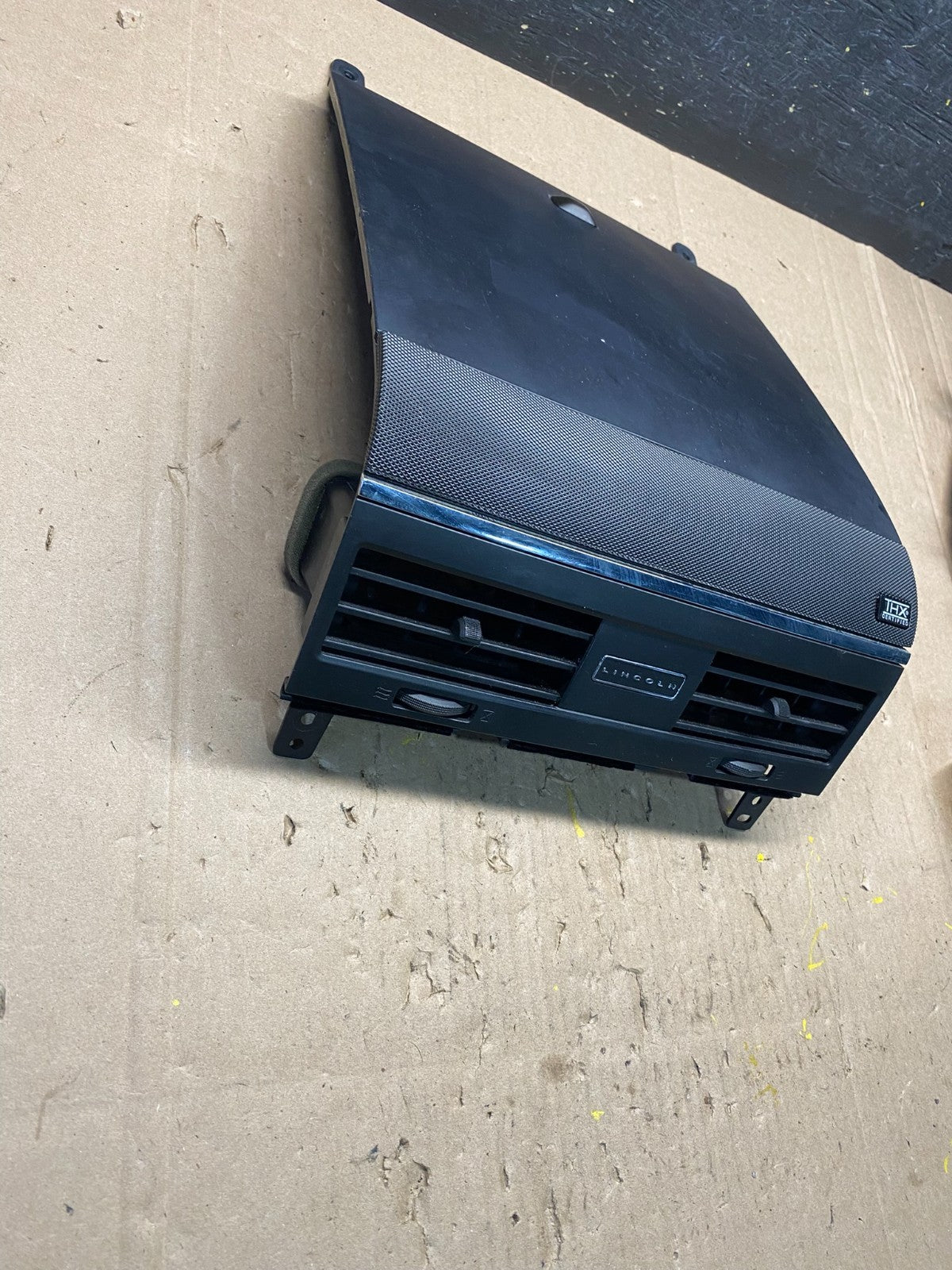 2015 to 2017 Lincoln Navigator Center Console Dashboard Air Vent Bezel R8891 DG1