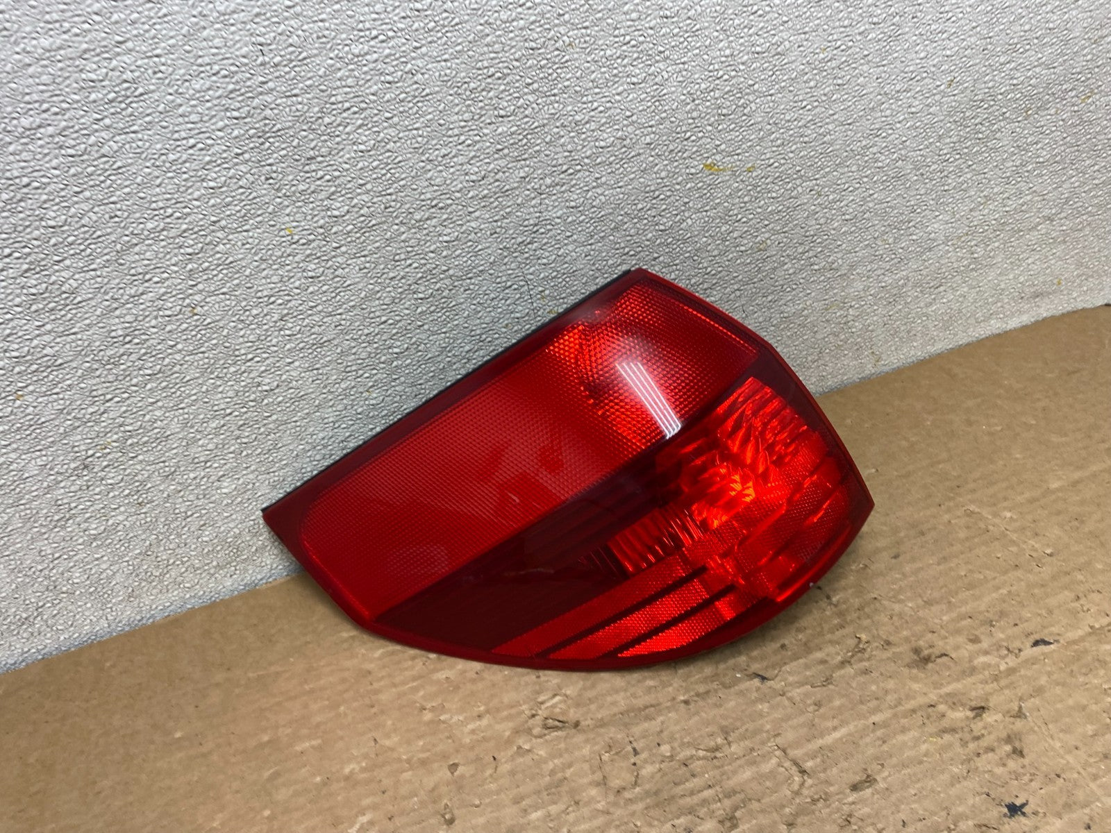 2004 to 2005 Toyota Sienna Left Driver LH Side Tail Light Z3058 DW2