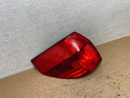 2004 to 2005 Toyota Sienna Left Driver LH Side Tail Light Z3058 DW2