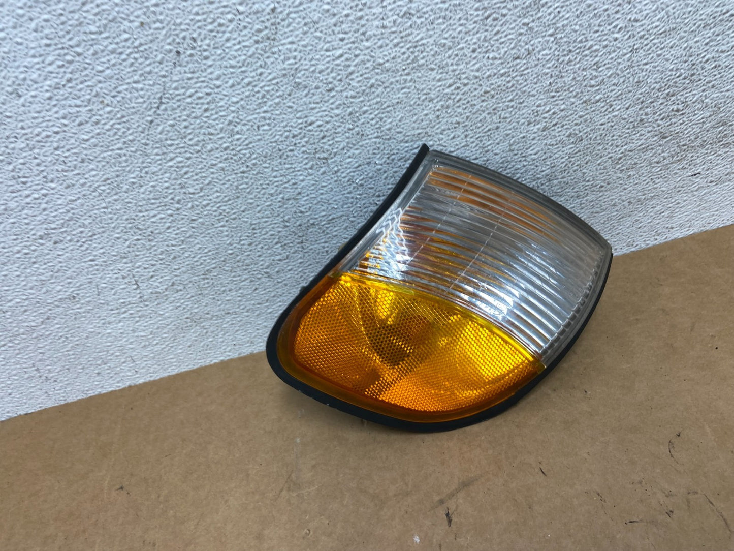 1998 to 2000 Kia Sportage Right Passenger RH Front Turn Signal AE3196 DW2
