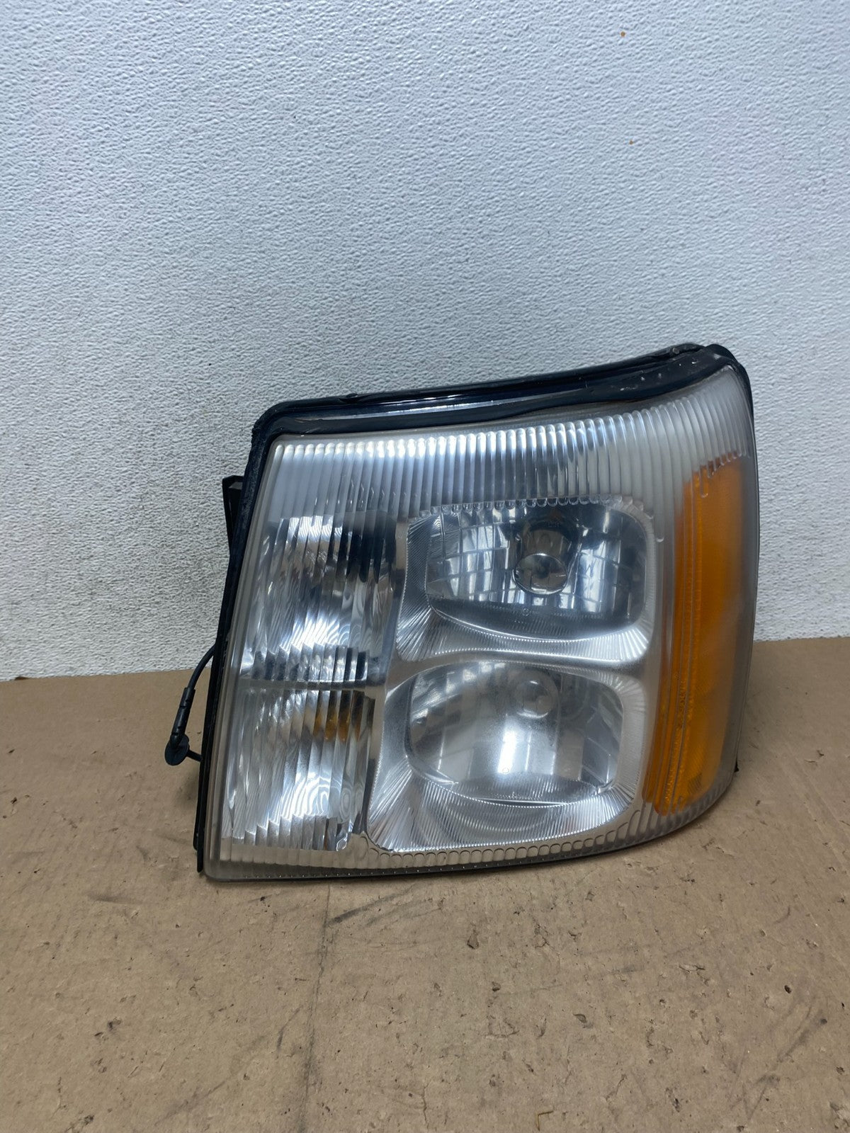 2002 to 2006 Cadillac Escalade Left Driver Lh Xenon HID Headlight AG5377 DW0