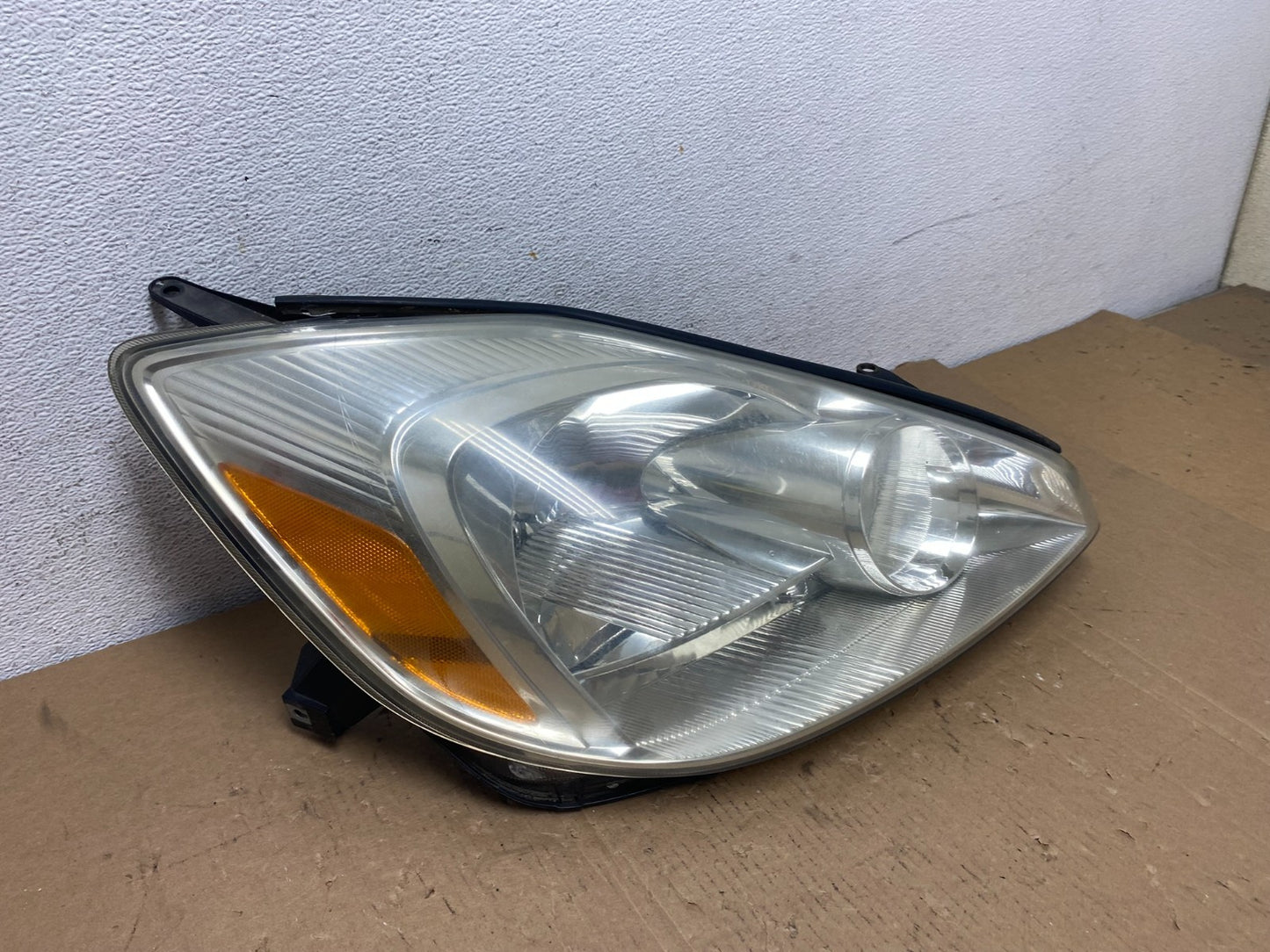 2004-2005 Toyota Sienna Right Passenger Halogen Headlight AD8011 DW2