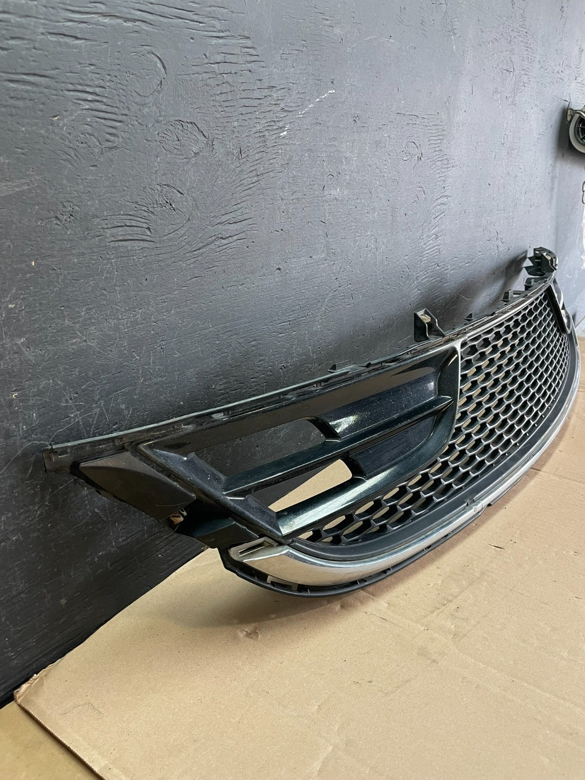 2015 2016 2017 Chrysler 200 Front Lower Grill Grille AD8414 DG2