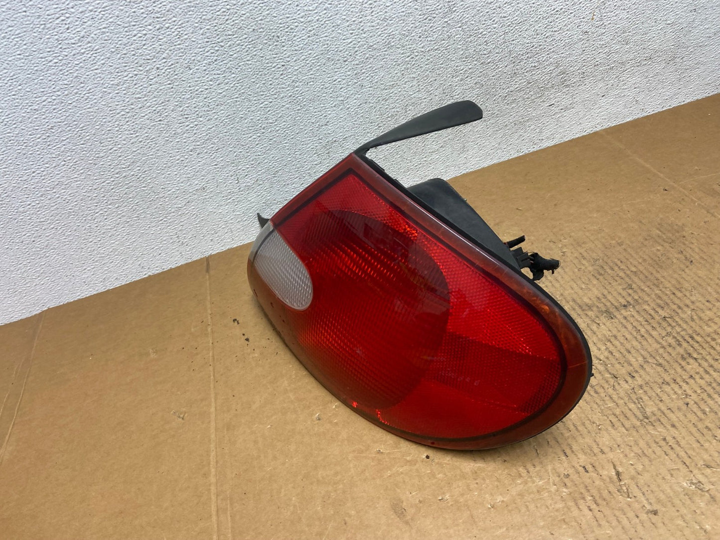 2000 2001 2002 Dodge Neon Right Passenger RH Side Tail Light AE0304 LK1