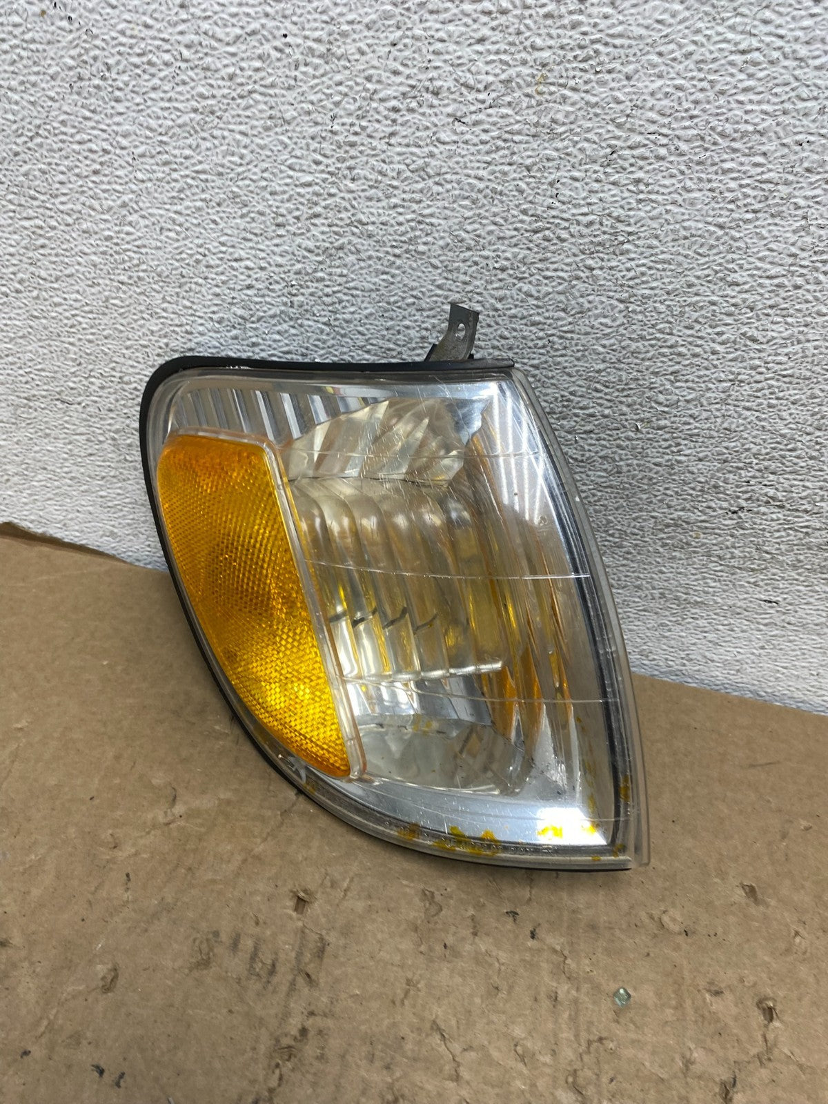 2000 to 2004 Toyota Tundra Right Passenger RH Side Turn Signal Light AF8206 DW0