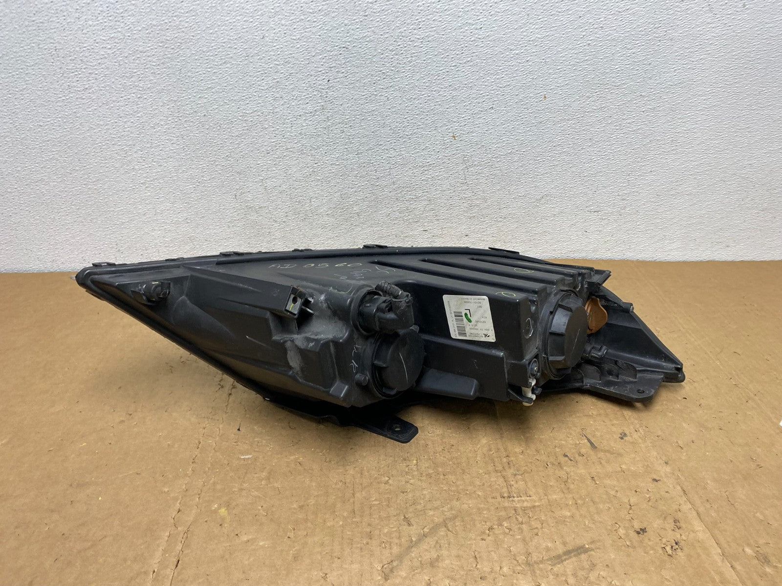 2011 to 2013 Kia Sorento Left Driver LH Side Headlight Halogen AD0560 DW4