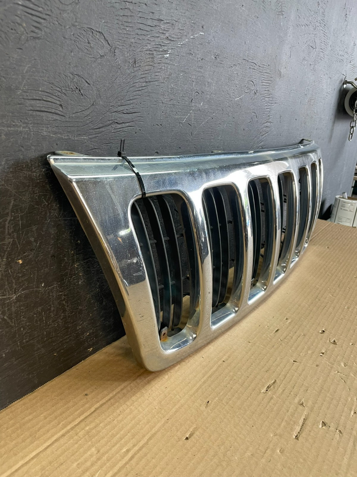 1999 to 2003 Jeep Grand Cherokee Front Upper Grill Grille AG7657 DG2