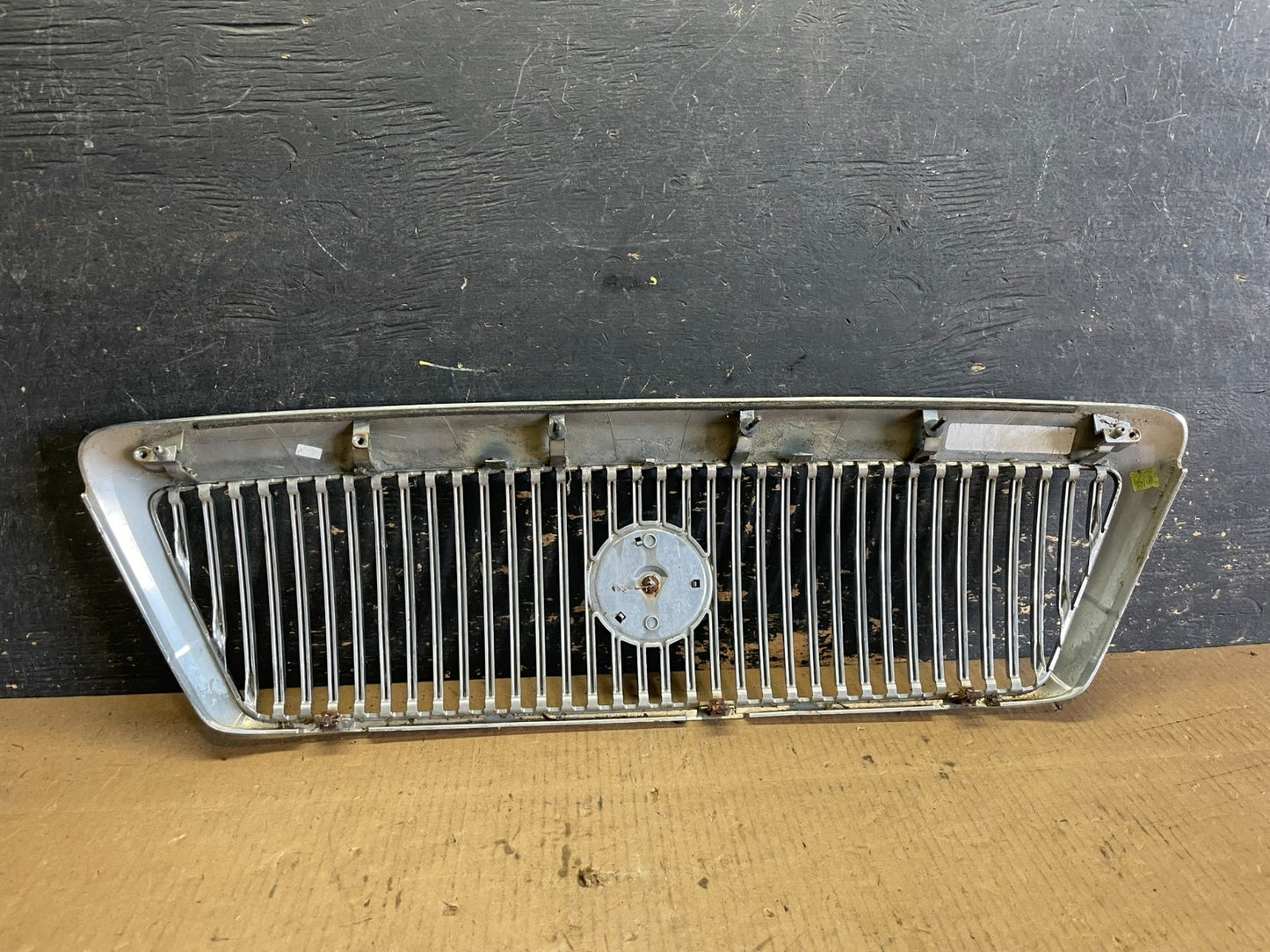 2003 to 2005 Mercury Grand Marquis Front Upper Grill Grille OEM aa5892 DG3