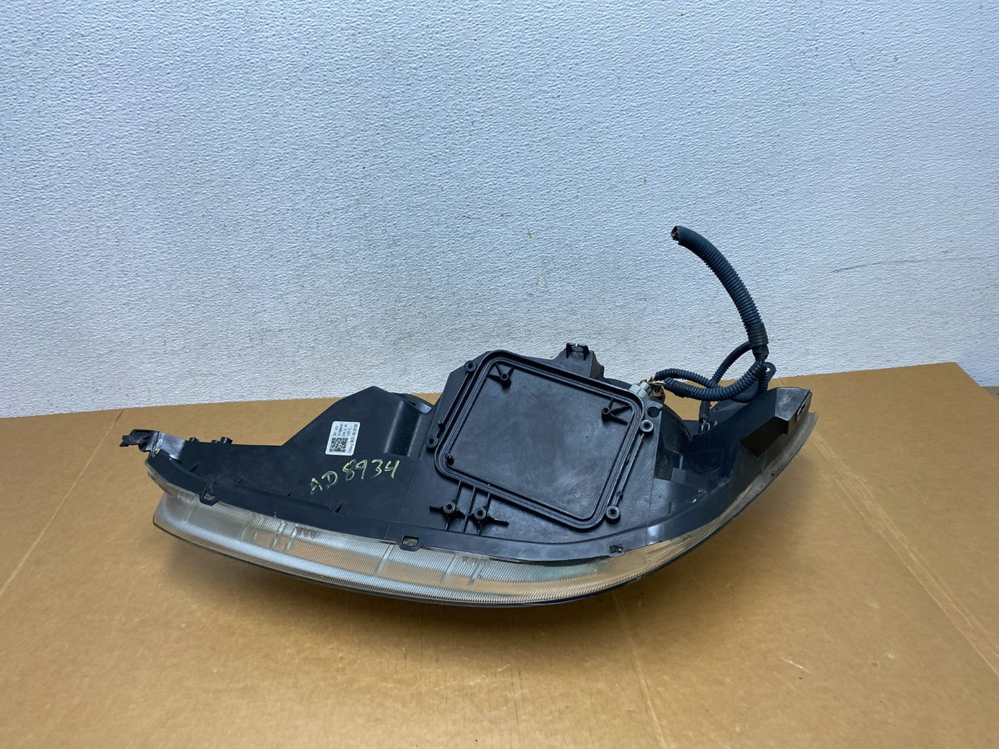 2004-2005 Toyota Sienna Right Passenger Halogen Headlight AD8934 DW9
