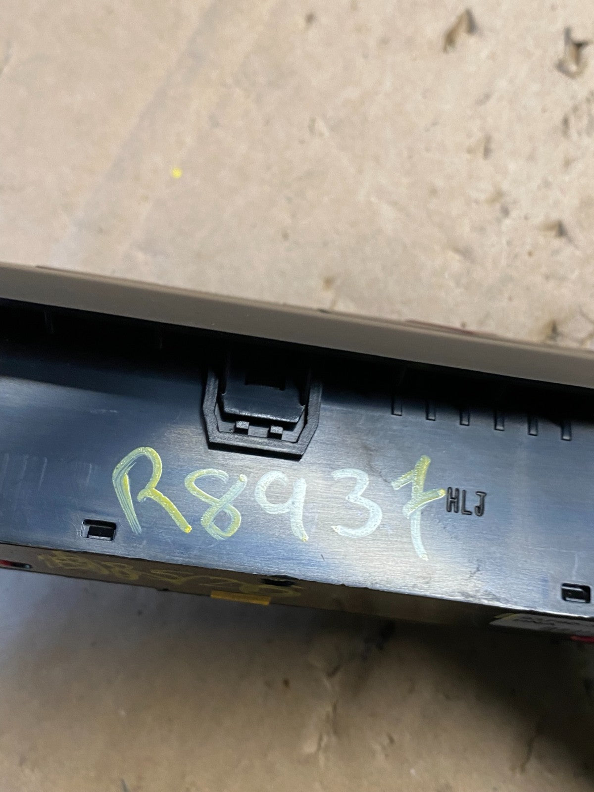 2014 2015 2016 Hyundai Equus Center Dash Radio Bezel Trim Air Vents OEM R8937 DG8