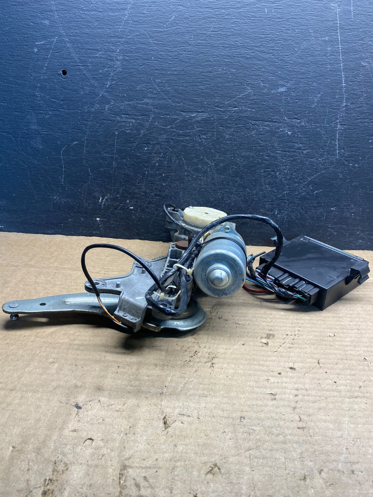 2009 to 2016 GMC Acadia Rear Trunk Liftgate Power Motor Actuator ad9840 DG2