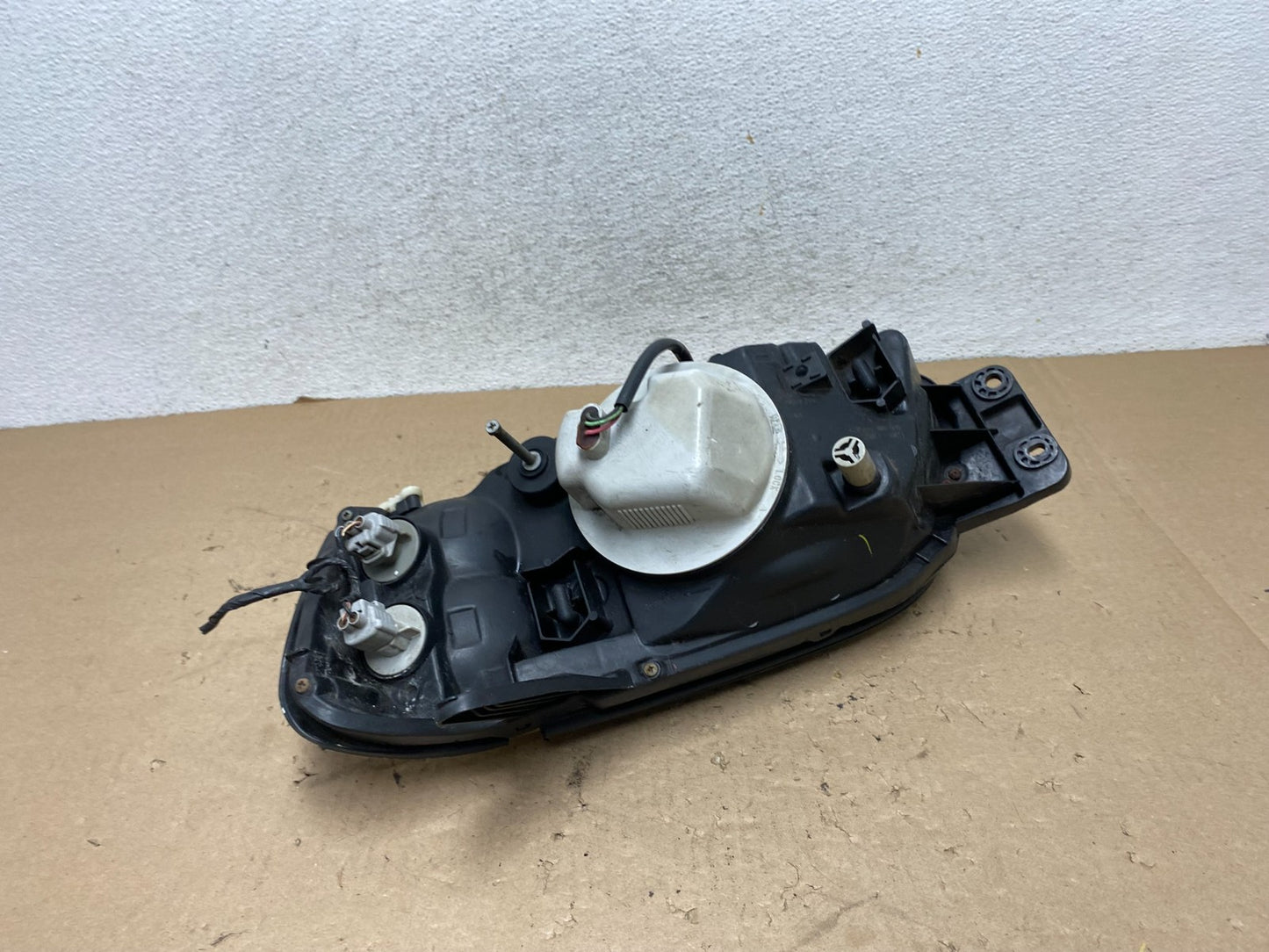 2001 to 2004 Subaru Legacy Outback Right Passenger Rh Headlight AG4418 DW4