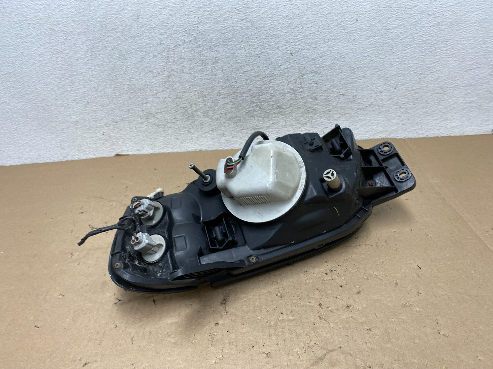 2001 to 2004 Subaru Legacy Outback Right Passenger Rh Headlight AG4418 DW4