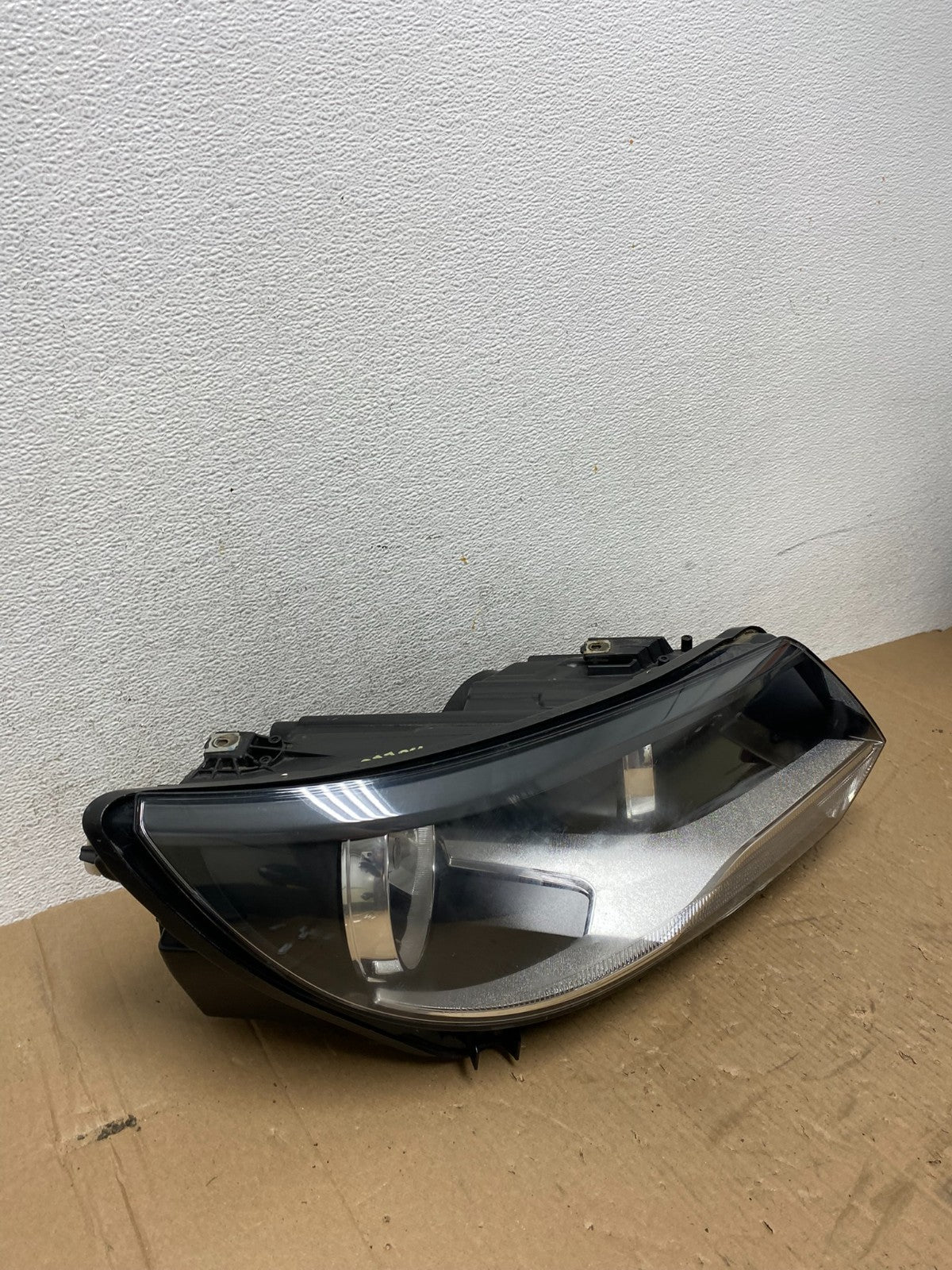 2012 to 2018 Volkswagen Tiguan Right Passenger RH Halogen Headlight AD7798 DW2