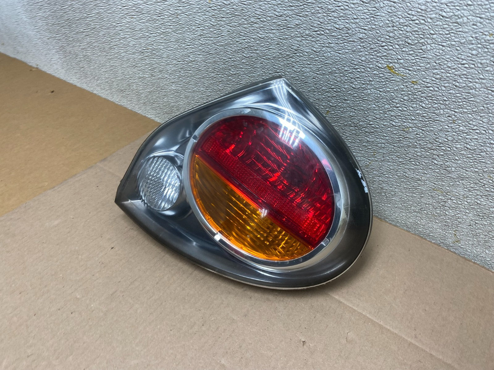 2002 2003 Nissan Maxima Right Passenger RH Side Tail Light Z3833 DW1