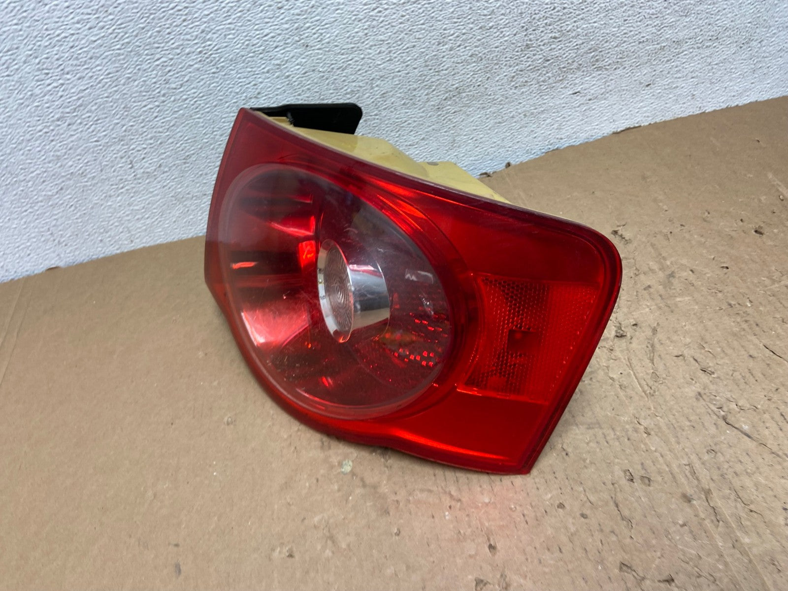 2005 2006 2007 Volkswagen Jetta Right Passenger Rh Side Tail Light AD8147 LK1