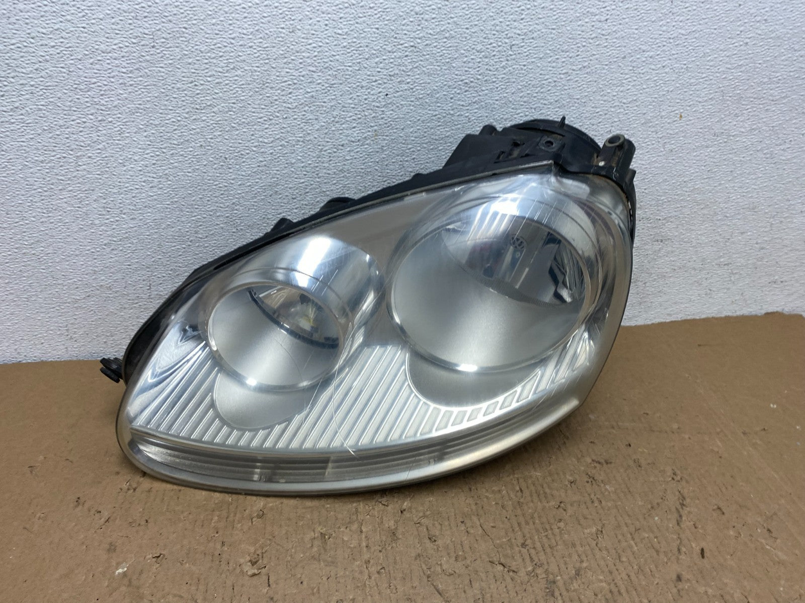 2005 to 2010 Volkswagen Jetta Left Driver LH Side Headlight Halogen AD8810 DW0