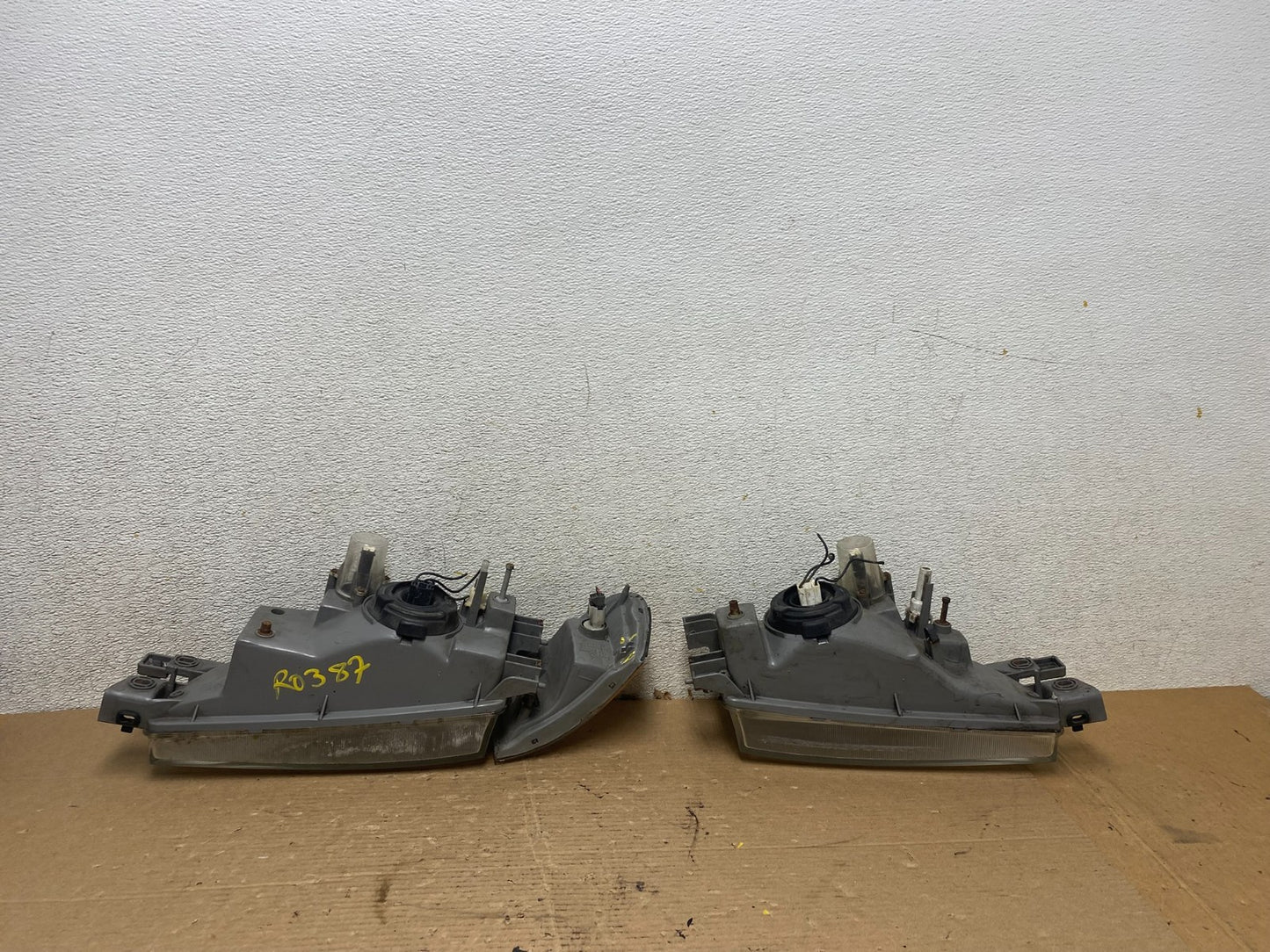 1993 to 1996 Subaru Impreza Wagon Left+Right Set Side Halogen Headlight R0387 DG10
