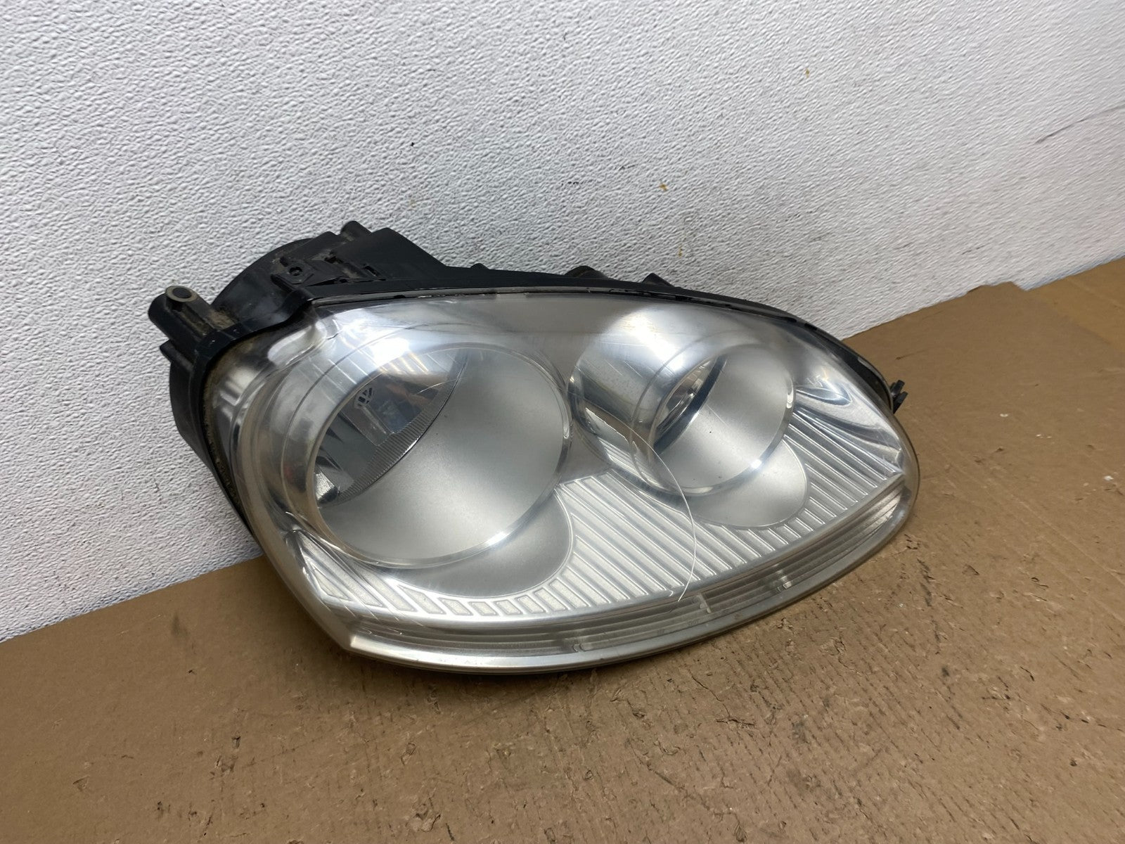 2005 - 2010 Volkswagen Jetta Right Passenger RH Side Headlight Halogen AD8820 DW2