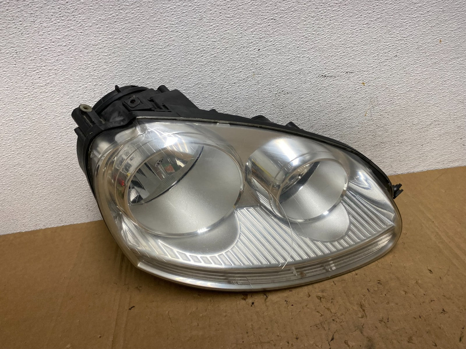 2005 - 2010 Volkswagen Jetta Right Passenger RH Side Headlight Halogen AD3293 DW0