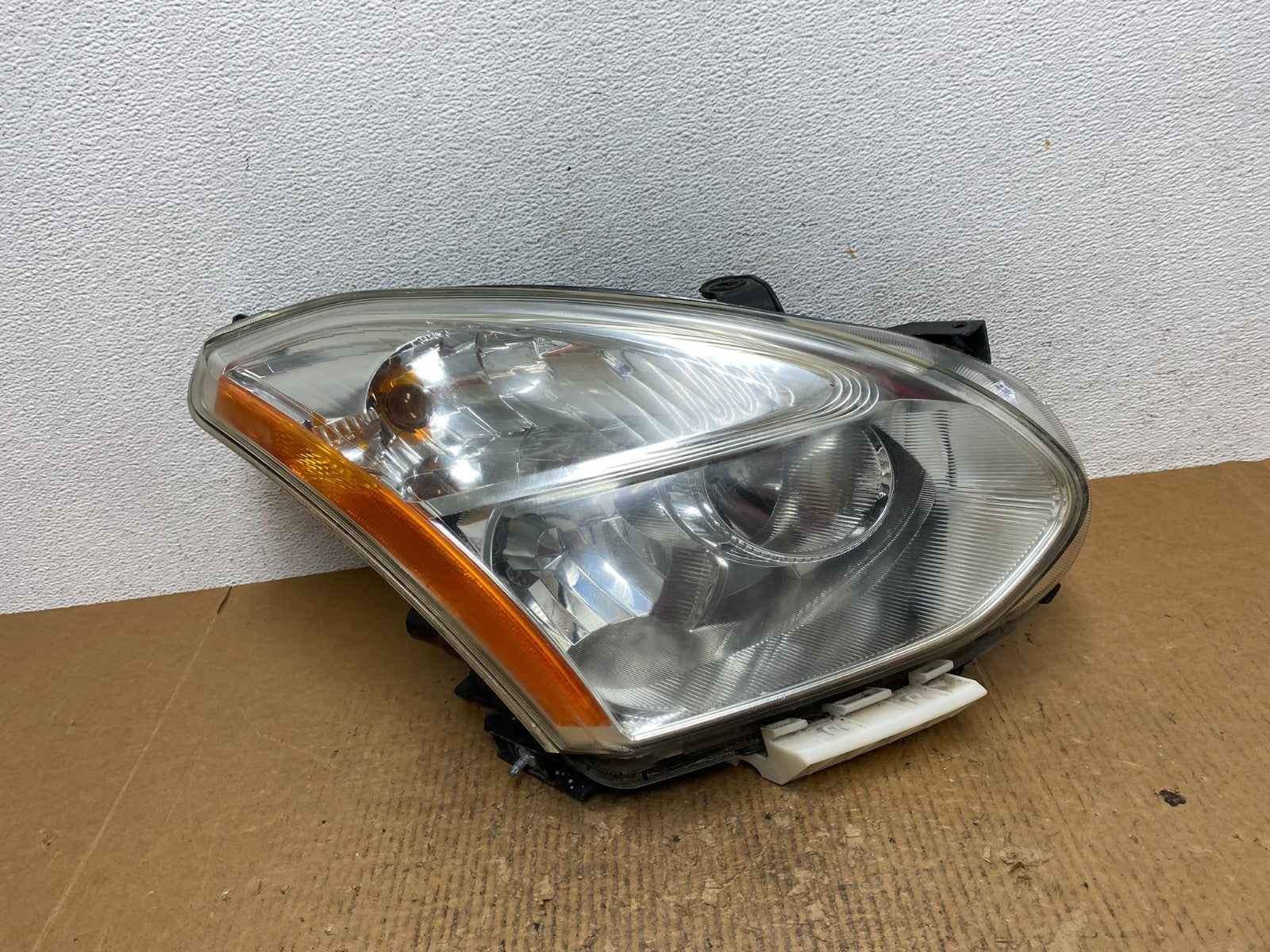 2009-2013 Nissan Rogue Right Passenger Halogen Headlight AE2662 DW0