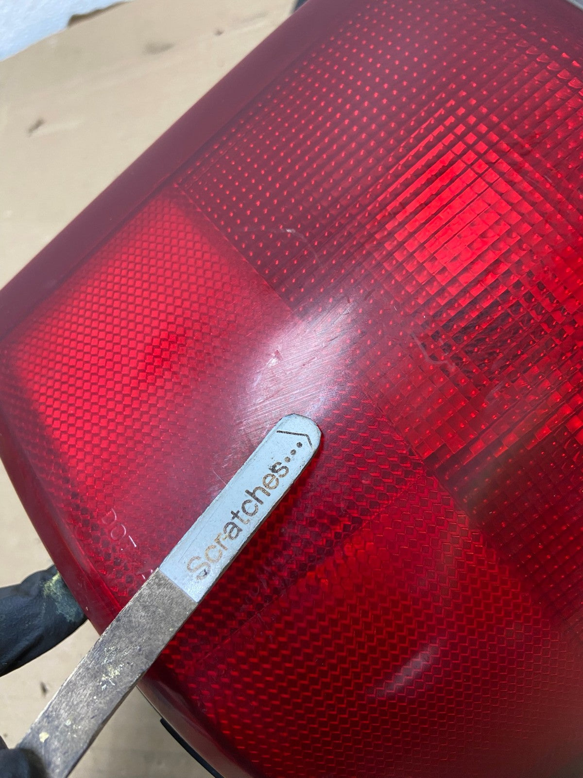 2000 - 2006 Chevrolet Suburban Tahoe Yukon Right Passenger Tail Light AG8171 LK3
