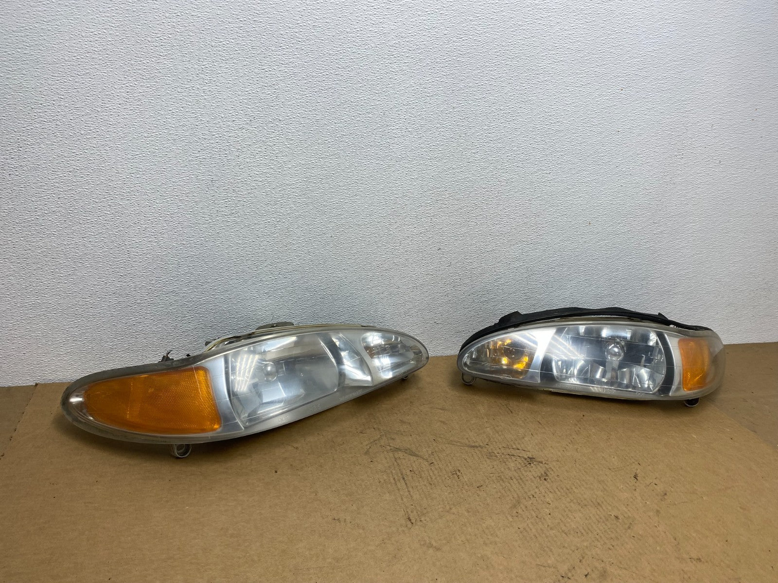 1998 to 2003 Ford Escort Left+Right Set Halogen Headlight AC1837 DW2