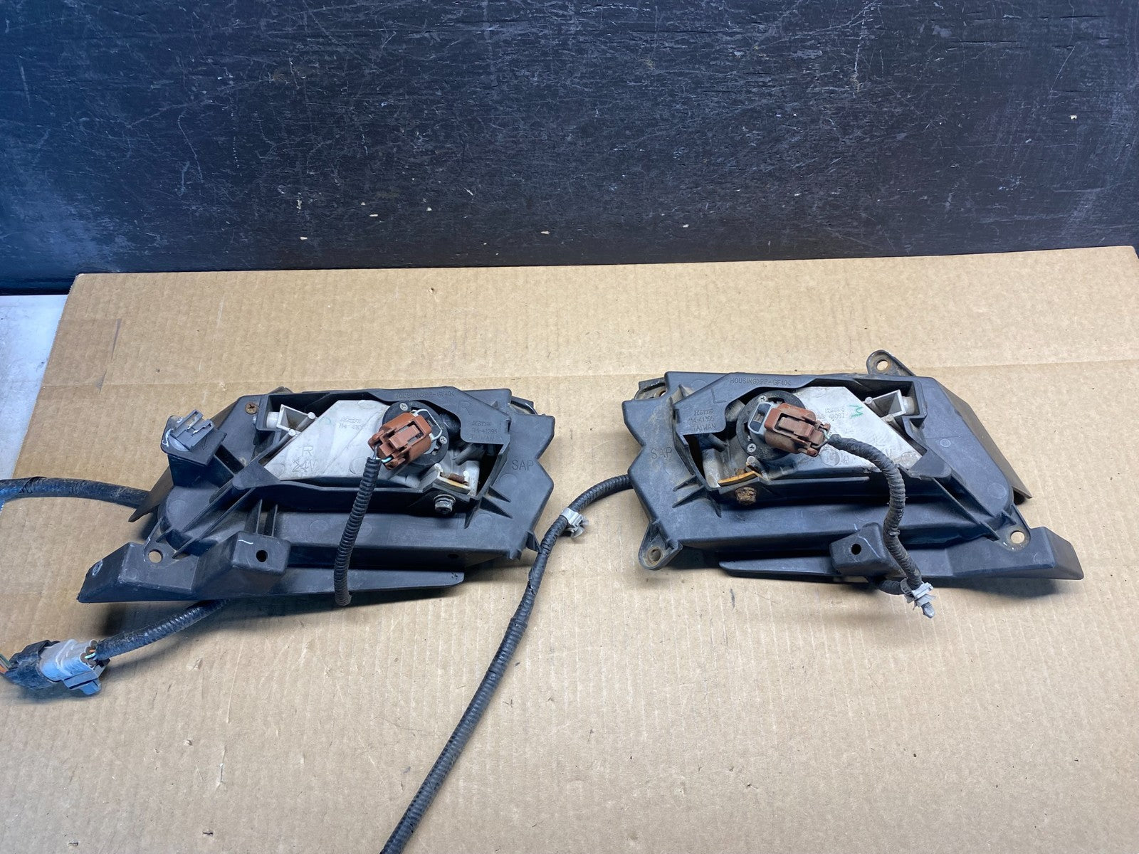 2011 to 2013 Mazda 3 Left+Right Set Fog Lights AG7276 DG3