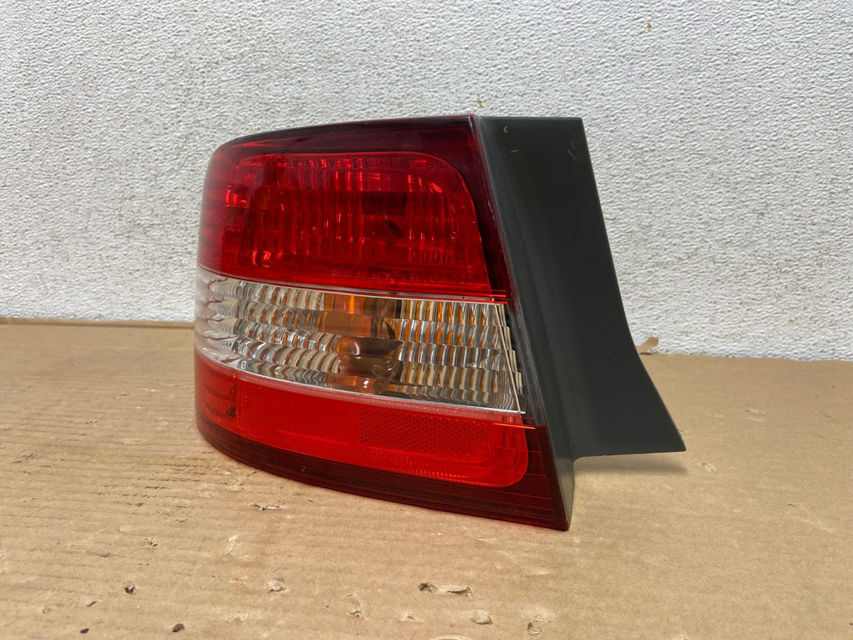 2000 2001 Lexus ES300 Outer Left Driver Lh Side Tail Light AG2