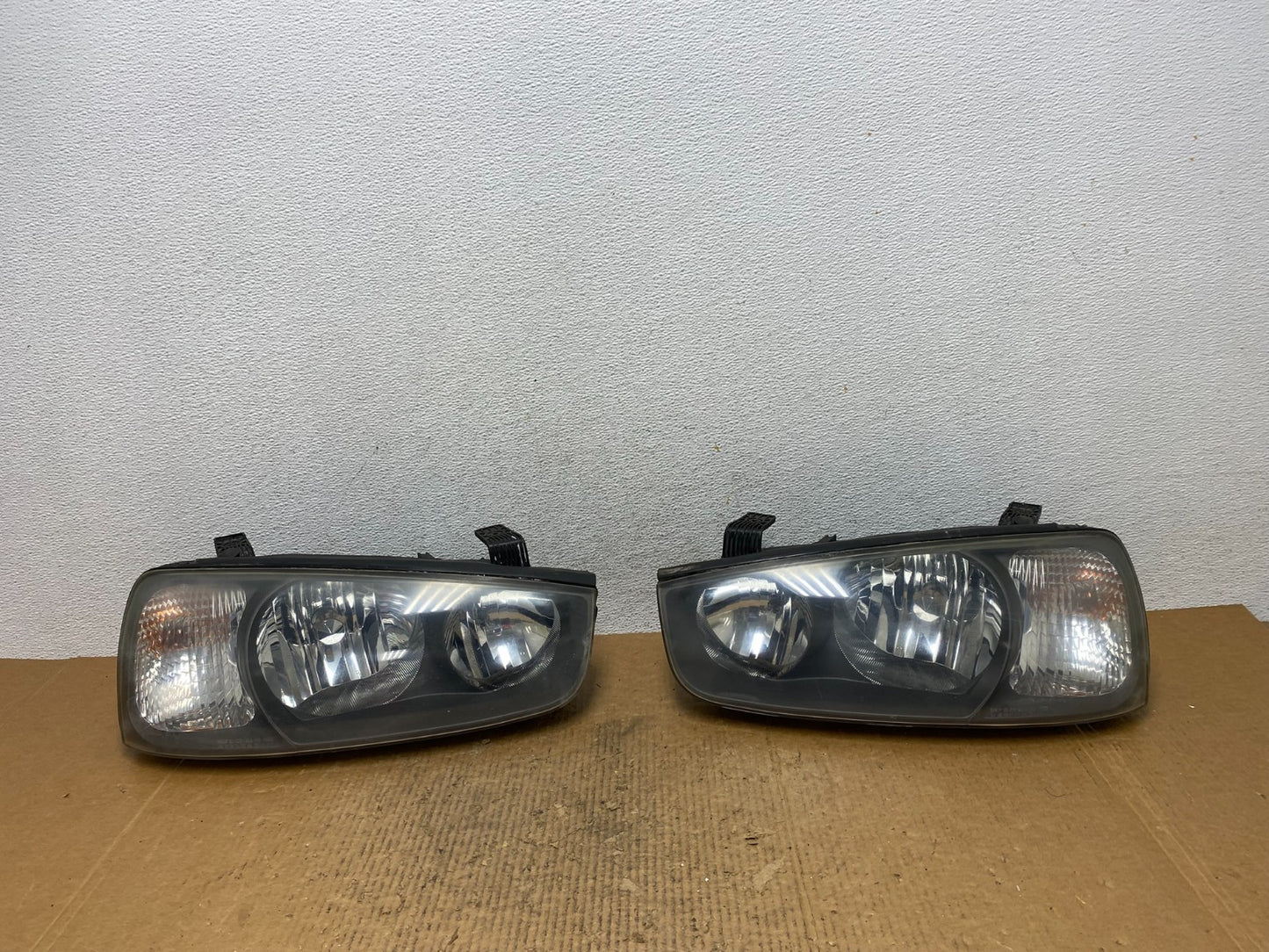 2001 2002 2003 Hyundai Elantra Left+Right Side Set Halogen Headlights AE1619 DW0