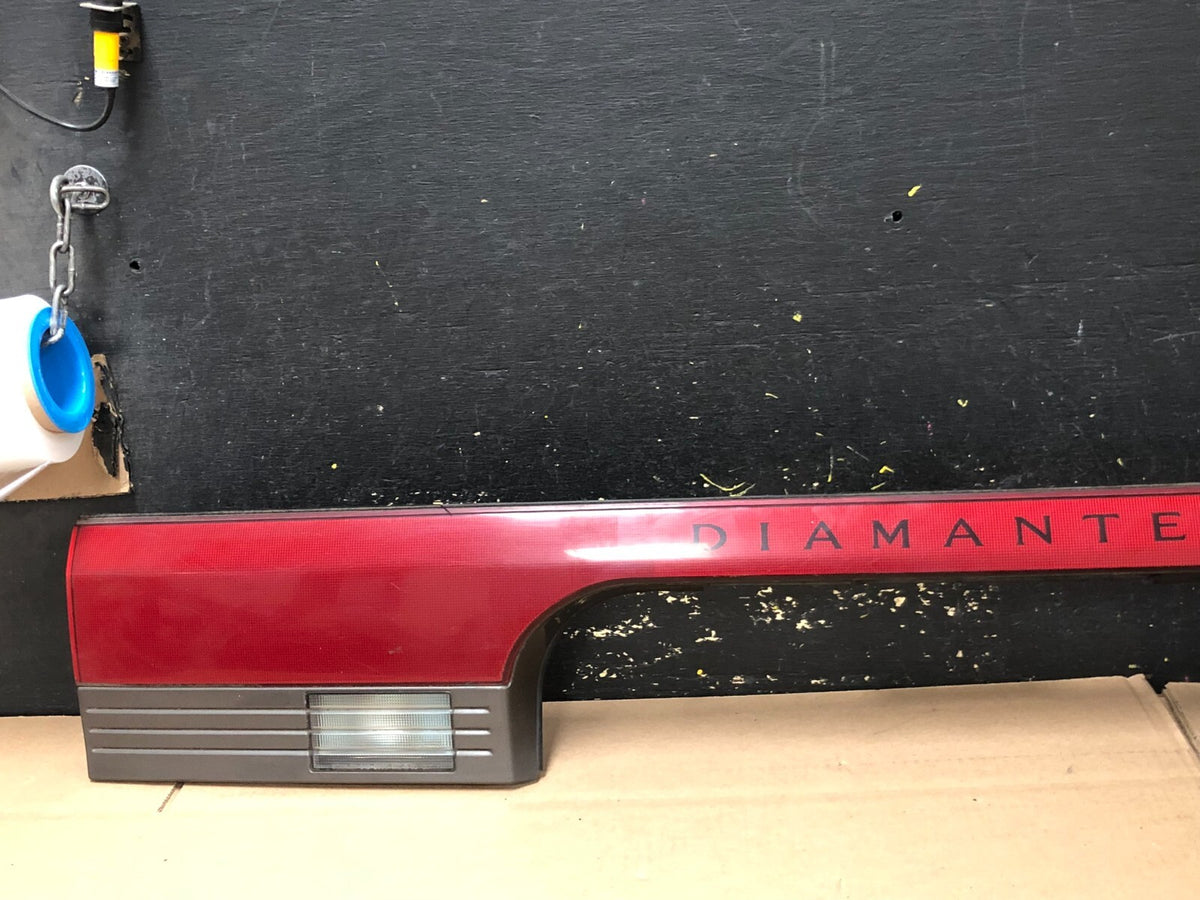 1993 to 1995 Mitsubishi Diamante Wagon Center Tail Light Lamp Liftgate 4758H2